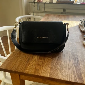 Valentino nyskick - Inköpt i november för 1400,  använd ca 5 ggr sedan dess. Perfekt skick, inga repor!