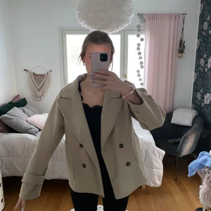 Beige kappa från RYVLS - Säljer en stilren beige kappa från RYVLS💘💘💘🤩