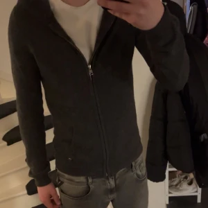 woolrich kashmirtröja - Säljer en elegant mörkgrå kashmirtröja från Woolrich. Den är i princip helt ny och har inga defekter. Nypris - 4000 kr | Mitt pris - 849 kr 🤩