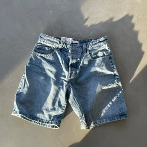 Blå jeansshorts från Cubus  - Snygga blå jeansshorts från Cubus. Aldrig använda.