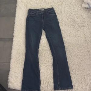 Blå super lågmidjade bootcut jeans - Super lågmidjade bootcut jeans från zara