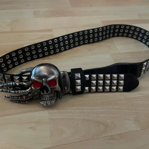 drainer bälte - skit coolt studded belt dock rätt så sliten, den är average i storlek men har gjort två extra hål. Funkar fortfarande helt perfekt dock har lädret lossnat(sista bilden) ;( använd gärna ”köp nu” och skriv om du vill ha mått 💕☺️