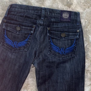 rock & republic  - Snygga mörkblå jeans från Rock & Republic med coolt blått broderi på bakfickorna. mått är 37 i midjan, 85 innerbenslängd