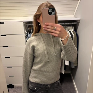 Zara grå stickad hoodie - Säljer en högt efterfrågad grå stickad hoodie från zara. Bra skick och skönt material💕