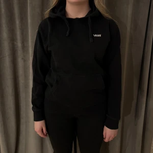 Svart hoodie VANS - Snygg svart hoodie från VANS, storlek S💞