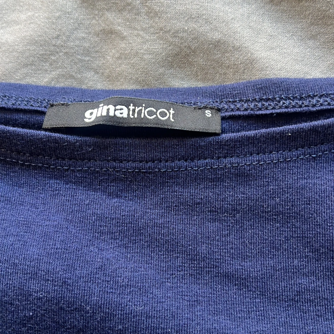Mörkblå långärmad topp från Gina Tricot - 1