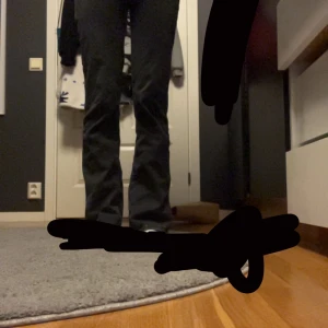 Svarta bootcut jeans - Snygga svarta bootcut jeans med hög midja. Perfekta för en stilren look. Klassisk design med fem fickor och knappgylf.