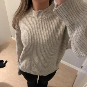 Stickad tröja - Från hm i bra skick, använd enstaka gånger