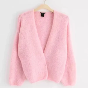 Lindex rosa kofta - Mysiga och trendiga koftan från Lindex! Den har en öppen design utan knappar och långa ärmar. Perfekt för att hålla sig varm och stilren under kyligare dagar. Passar bra till både jeans och kjol.