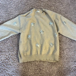 Stickad tröja med stjärnor på - Säljer den här stickad är tröjan från Gina Young då den inte kommer till användning längre💕strl 158/164