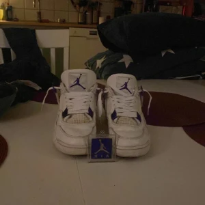 Jordans 4 purple metallic (äkta) - Tjena, vi säljer nu ett par äkta jordans 4 i använt skick men tvättas självklart så mycket det går innan det fraktas:) dom är äkta och ny pris ligger på över 7k 
