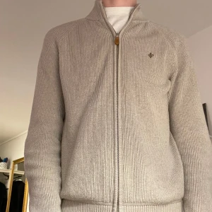 Beige full zip från Morris - Tjena säljer nu denna skit snygga full zip från Morris. Den har inga defekter förutom att lappen inuti tröjan  sitter löst men inget som märks när man använder den. Skriv om ni har några frågor 
