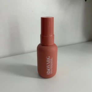Hår olja från Ida Warg - Hår olja från Ida Warg i en stilren, rosa flaska. Den är i en liten format. Luktar jättegott säljer 2 likadan helt nya och den är så bra för håret💞75 för 1