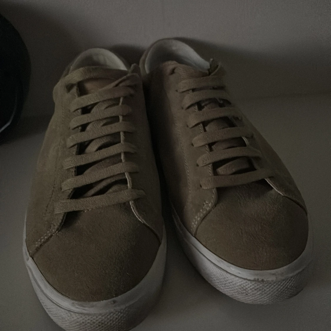 Beige sneakers med snörning - 1