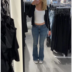 Blå bootcut jeans - Snygga lågmidjade jeans från Zara OBS en hylsa är sönder men inget som påverkar jeansen❤️