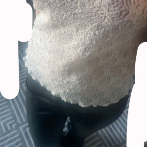 Vit spetsblus - Säljer en elegant vit spetsblus/topp med korta ärmar. Perfekt för en stilren look. Passar till flera tillfällen, knappt använd 💕