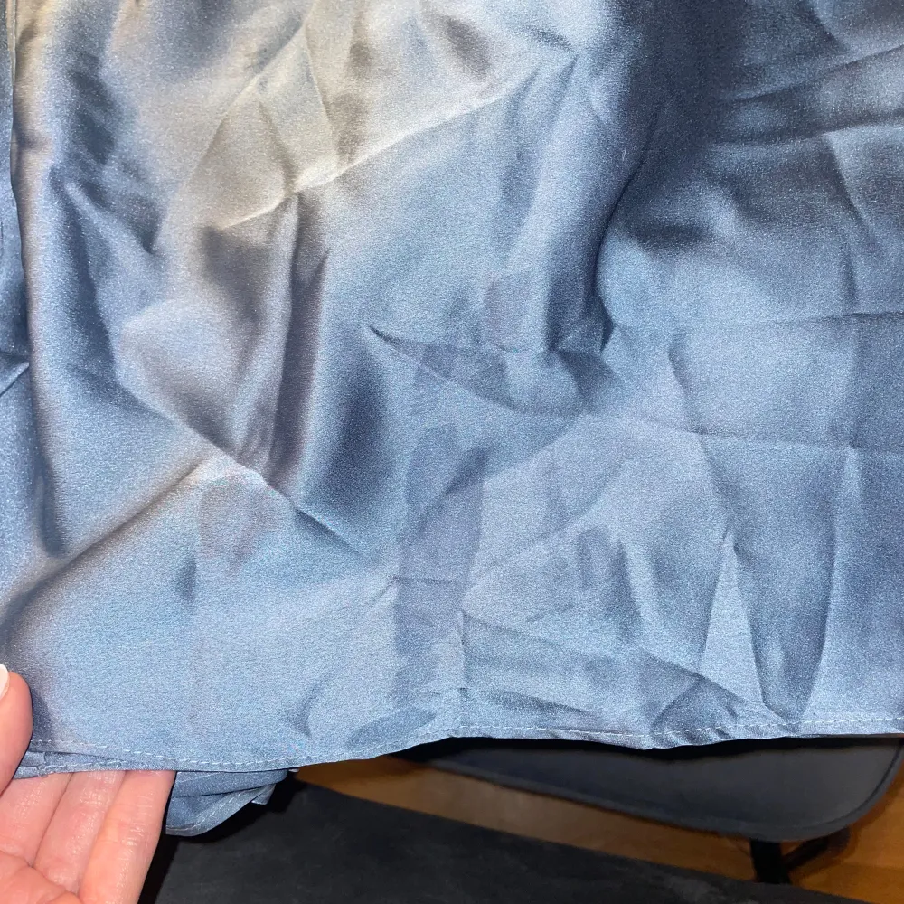 Säljer nu min jättefina balklänning från asos. Storlek 34 och uppsydd så den passar dig som är runt 160 cm. Dragkedja i ryggen. Endast några små fläckar längst ner men absolut inget som syns. Hör av er vid intresse så kan vi diskutera pris!!💕💕. Mekot.