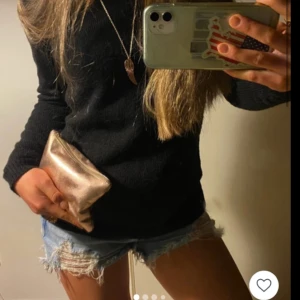 Svart tröja från Whyred - Säljer en stilren svart tröja från Whyred i storlek XS. Tröjan har en klassisk design med rund hals och långa ärmar, perfekt för en minimalistisk look. Den är tillverkad i ett mjukt material som ger en bekväm passform. Passar till allt❤️