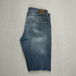 Lee Jeans - Riktigt snygga raka jeans, storlek W34 L34. Skick 8/10 lite slitna vid hälarna annars riktigt fina. Sitter snyggt och snygg färg. Skriv för fitcheck eller fler bilder 🙌😁 