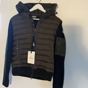 Moncler Cardigan - Säljer en snygga Moncler Cardigan i färgen olivgrön✅Jackan är väldigt bra skick 9.5/10✅Priset kan såklart diskuteras vid snabb affär🤩🤝