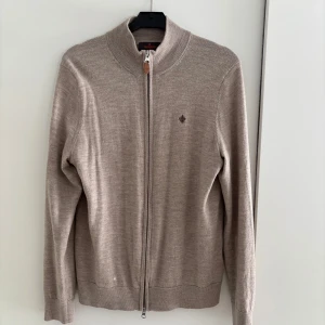 Morris zip tröja - Säljer min feta Morris zip. Nypris 2000kr. Storlek M men är passar S. Använd över en tid men är i nyskick. Vid frågor/ funderingar hör av er!