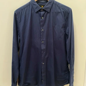 Lyle & Scott skjorta - Säljer den här snygga mörkblåa skjortan från Lyle & Scott då jag inte använder den. Storlek M. Bra skick. Skriv för fler frågor!
