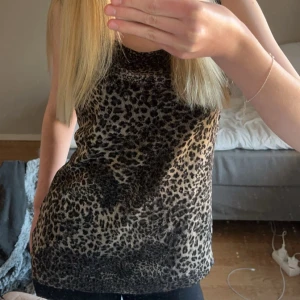 Leopardmönstrad topp  - Snygg leopardmönstrad topp från Chico's. size 2 men skulle säga xs/s. Den har lite guld glitter på sig så passar även som festtop. Skitsnygg!!
