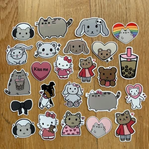 Klistermärken 🍓 - Söta klistermärken designade av lovelyhomecraft 🩷 8 kr/styck eller mängdrabatt! Mellan 3-5,5 cm stora! Går bra att köpa med frimärke eller via plick köp nu! (Kontakta oss) 