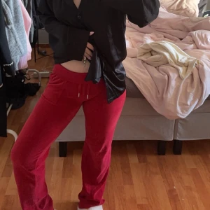 Juicy Couture byxor - Säljer ett par bekväma röda JUICY COUTURE byxor!😍 Byxorna har en lös passform och är gjorda i mjukt material för extra komfort. Använda ett få tal gånger. Storleken på byxorna är XS. Pris kan diskuteras!😽💋