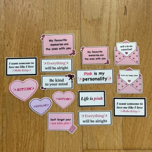 text stickers 💝 - söta klistermärken med texter 🩷 8 kr/styck eller mängdrabatt 🤍 designade av oss på lovelyhomecraft! Storlek mellan 3-5 cm 