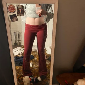 Röda byxor från Ryvls - Jätte sköna och snygga vinröda yoga pants från Ryvls, använd fåtal gånger och är i bra skick❤️