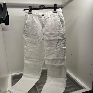 Vita linnebyxor från Zara - Snygga vita linnebyxor från Zara med elastisk midja och diskreta fickor. Perfekta för en avslappnad och stilren look. Storlek S. Endast Swish betalning! Kontakta mig vid frågor!
