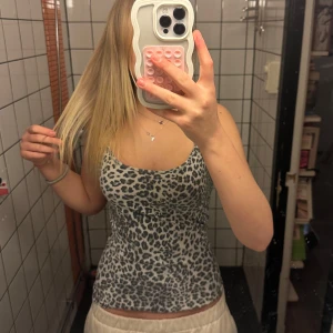 Leopardmönstrad linne - Snygg leopardmönstrad topp i grått och vitt. 