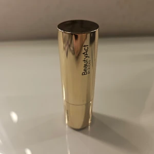 Highlighter stick  - Highlighter stick från Beauty Act, kicks egna märke, i färgen Infinity som bara har använts två gånger och det finns knappt några tecken på användning😚 