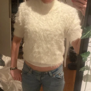 Vit fluffig tröja från Carin Wester - Säljer en supermjuk och fluffig vit tröja från Carin Wester. Pris kan diskuteras. Har en liten fläck vid kragen men försvinner nog i tvätten.