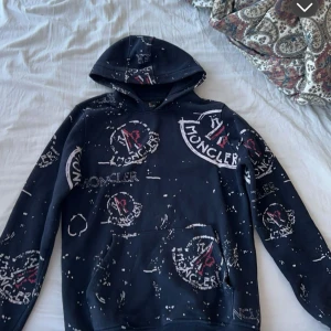  Moncler - Säljer den för att jag inte använder den längre 400kr fast pris storlek m på tröjan fast det står storlek L på tröjan