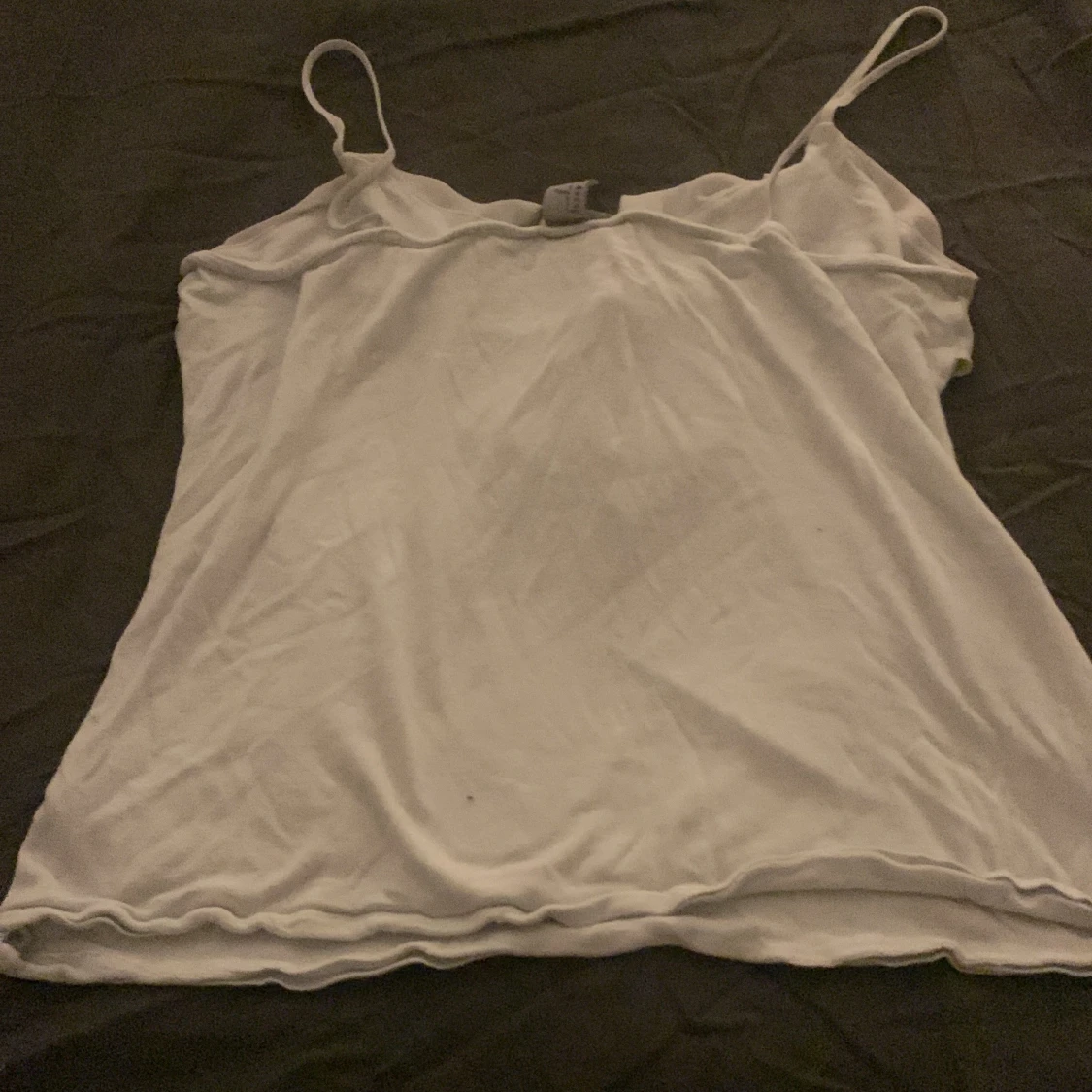 Vit linnetopp med volangdetalj - 1