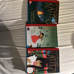 Bokserie om Katitzi av Katarina Taikon - Säljer en samling av tre böcker om Katitzi av Katarina Taikon. Böckerna har färgglada omslag med illustrationer av karaktärer och landskap. Perfekt för den som vill dyka in i Katitzis värld och uppleva hennes äventyr och utmaningar.