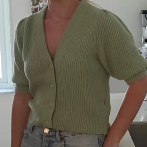 Grön ribbad kofta från Monki - Super söt kofta ifrån monki som tyvärr inte kommer till användning. Koftan är knappt använd och i bra skick. Koftan har trekvartslånga ärmar.