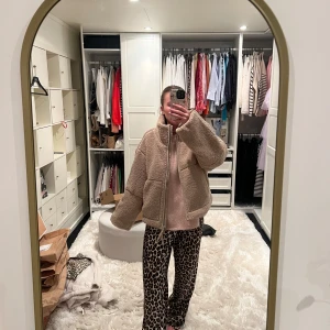 Teddy jacka helt ny  - Superfin teddyjacka från hm som är helt slutsåld, den är helt ny med lapparna kvar❤️ skriv om du har några frågor!!