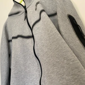 Grå Nike tech - Väldigt bra skick! Inte använd så mycket då det inte är min stil. Det är storlek S. Passar både tjejer och killar. Den är äkta, köpt på JD sports hemsida. Den är köpt för 1400kr. Bara att skriva om man har frågor. 💓