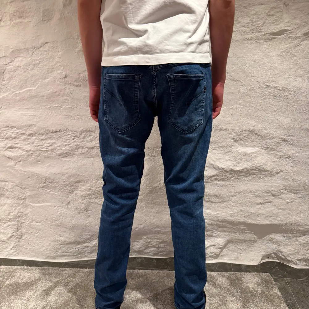 Säljer ett par riktigt feta blå Dondup Ritchie jeans, de har en normal passform och är tillverkade i ett bekvämt denimtyg. Killen på bilden är 185cm lång! Var inte rädd för att höra av dig vid frågor eller funderingar! Pris kan som alltid diskuteras!😉🤩🤩. Farkut & Housut.