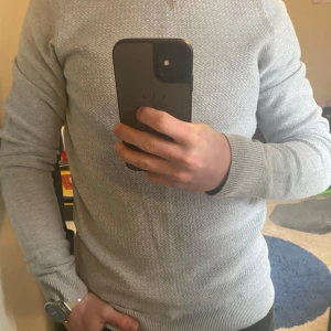 Jack & Jones | Grå stickad tröja | M/L - ‼️Grå stickad tröja från Jack & Jones‼️ Märke: Jack & Jones 🏷️ Storlek: L 📏 Passform: Sitter som M 📌 Skick: ⭐️8/10⭐️ Fraktar: Inom 1 dag 📦  