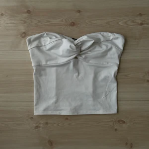 Vit bandeu topp  - Liten defekt (se tredje bilden), dock inget som läggs märke till!