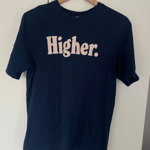 Tshirt  - En mörkblå/marinblå tshirt från HM, storlek small😇100% bomull