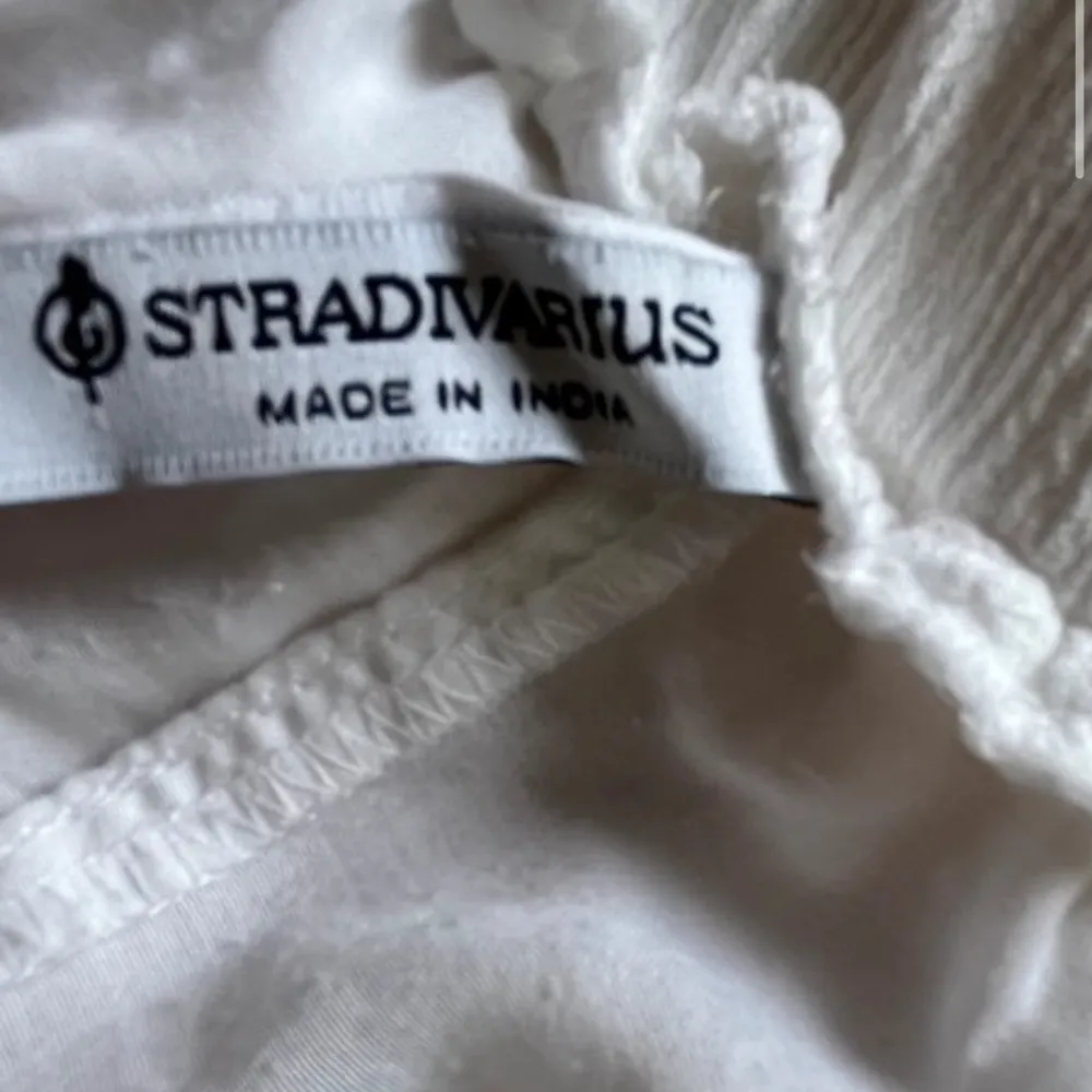Säljer en elegant vit långkjol från Stradivarius. Kjolen har en luftig och flödande design, perfekt för varma dagar. Den är tillverkad i ett lätt material som ger en skön känsla. Passar utmärkt till en avslappnad stil.. Hameet.