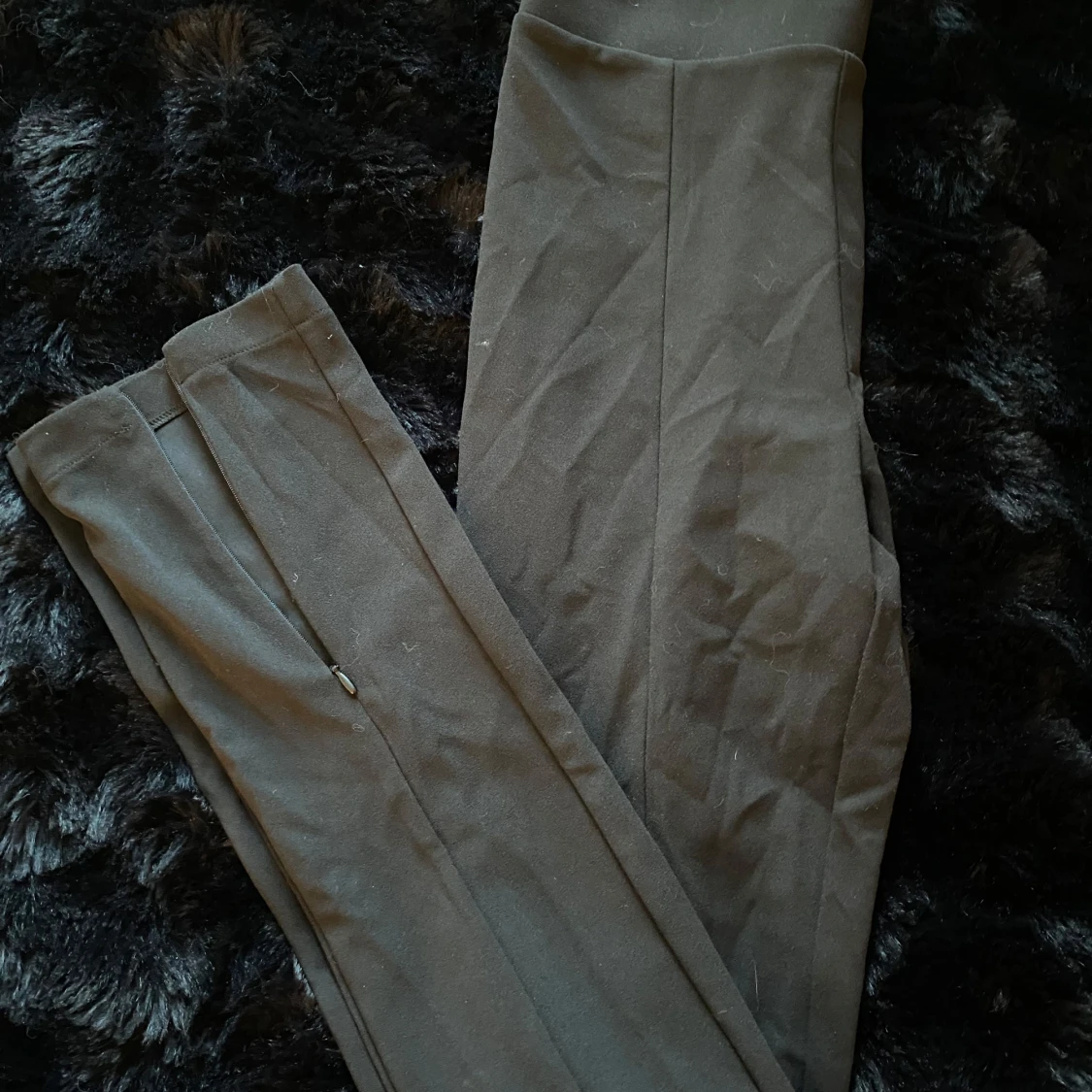 Svarta byxor med slits