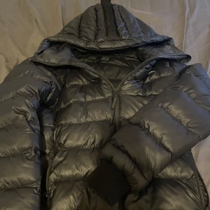 Svart dunjacka från Peak Performance - Säljer en svart dunjacka från Peak Performance. Jackan är i storlek S och sitter perfekt. Köpt för ca 1 år sedan på stadium för 2799kr. Jackan har inga skador eller tecken på användning. 