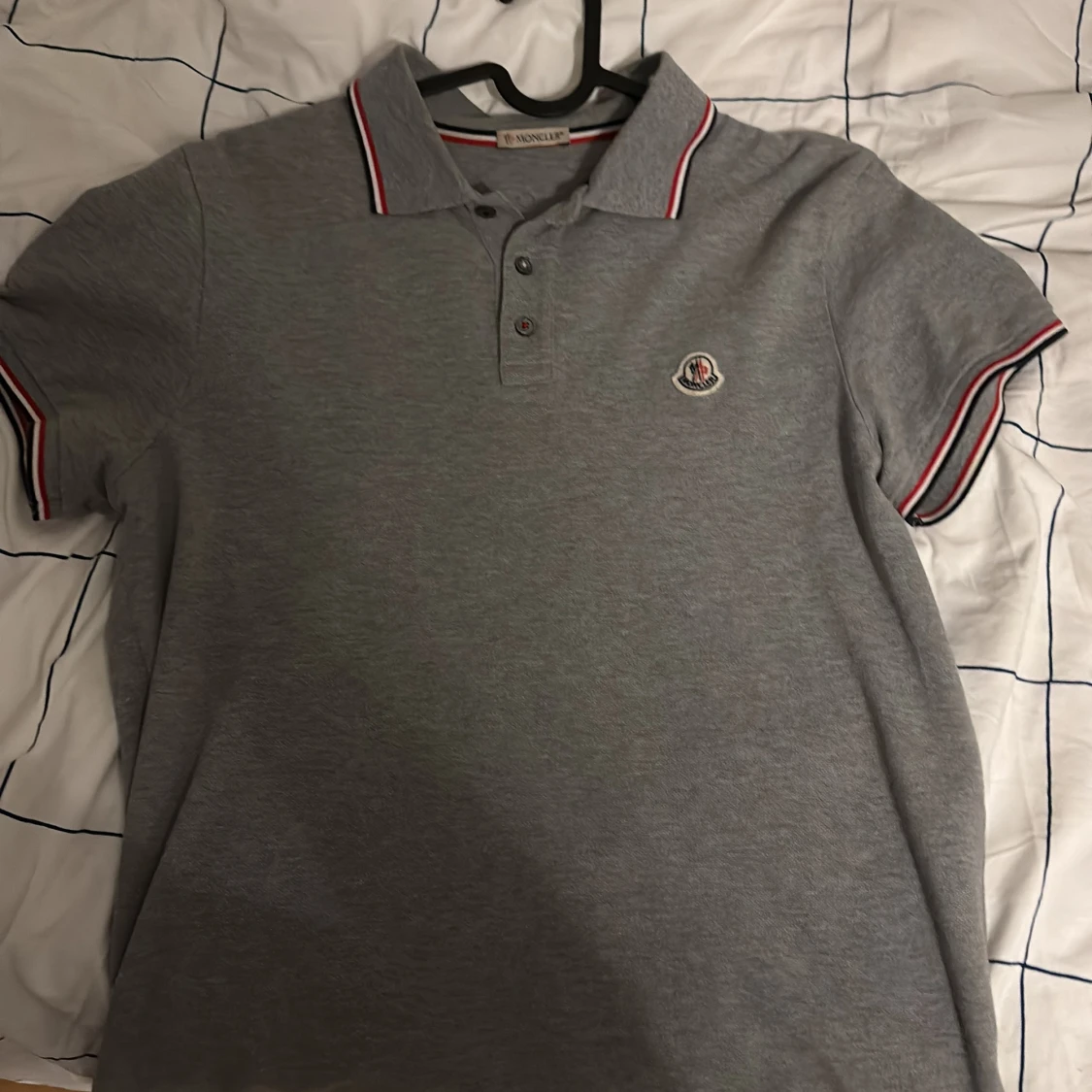 Grå pikétröja från Moncler