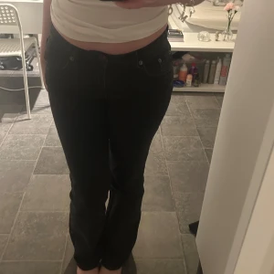 Svarta lågmidjade bootcut jeans - Snygga lågmidjade svarta jeans. Dom är helt nya men har slängt kvittot därav kan jag ej returnera dom. Nypris 400kr 